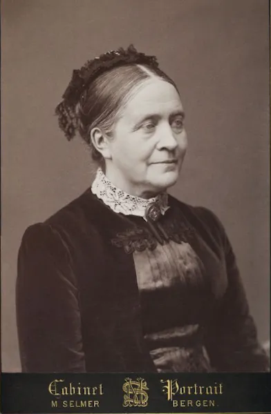 Dette er bilde av Jacoba Johanne Sundt, født Kramer. Bildet er hentet fra Marcus - Spesialsamlingene ved Universitetet i Bergen.