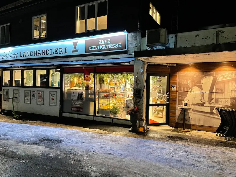 Fjellsiden Nåtid - bilde av fasaden på Bellevuebakken Landhandleri