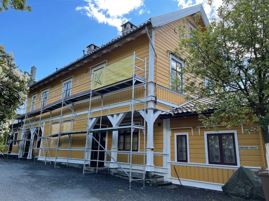 Fjellsiden - bilde av Kalfarveien 45 med stillas