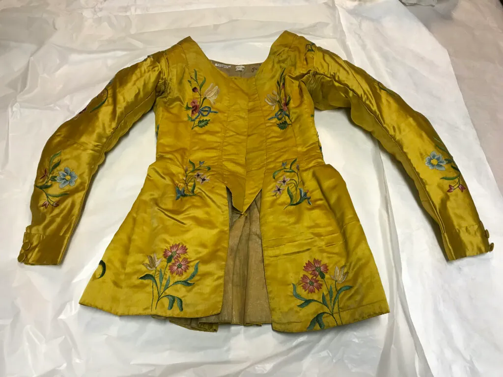 Fjellsiden - Bilde av Bolette Nicolaysens overdel av selvsydd drakt på 1790-tallet.