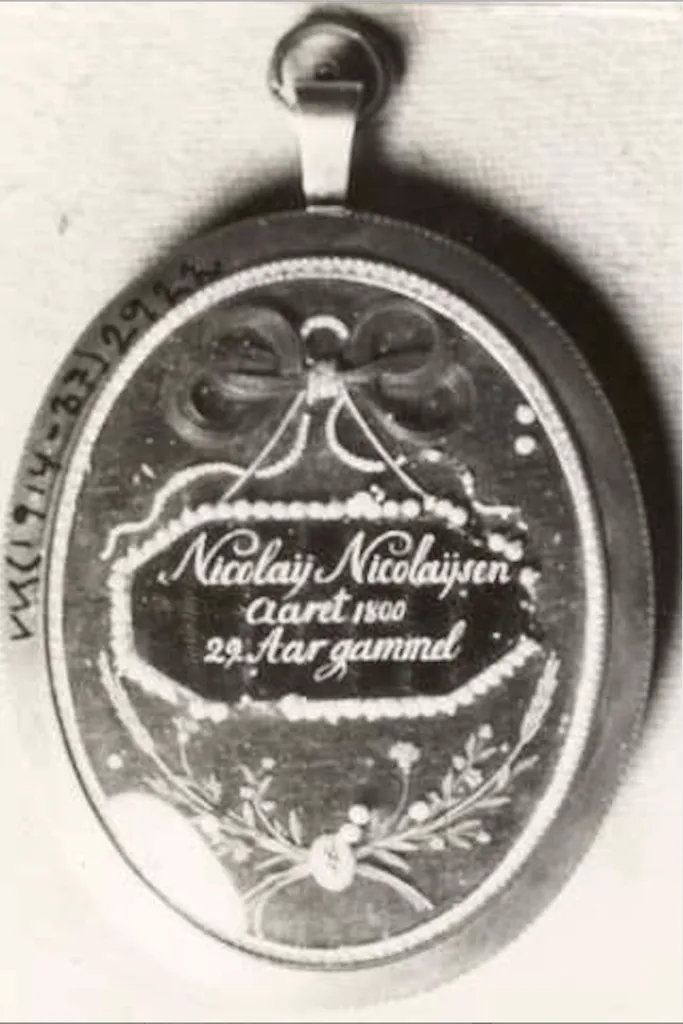 Fjellsiden - Baksiden av anheng med bilde av Nicolay Nicolaysen 29 år