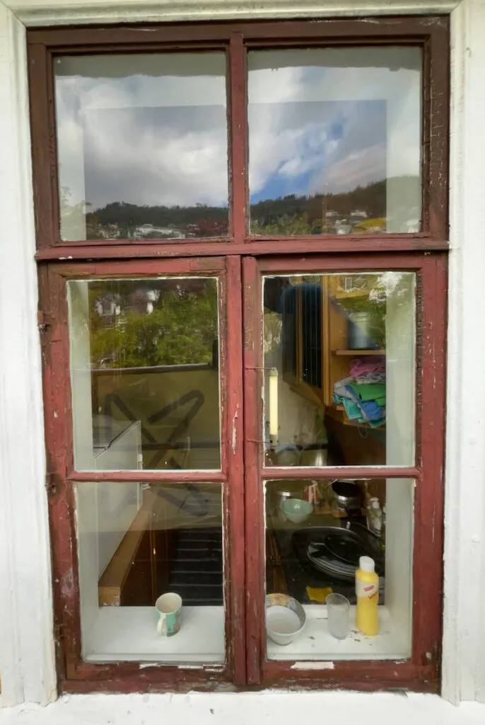 Fjellsiden - Gammelt vindu fra Store Kalfaret gård