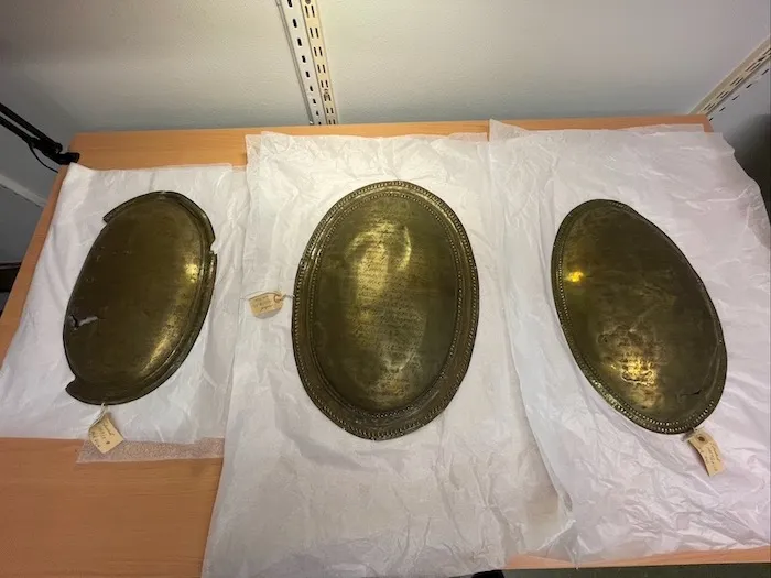 Bildet viser 3 kistebeslag etter Thomas Erichsen, Lyder Wentzel Nicolaysen og Magdalena Christina Nicolaysen