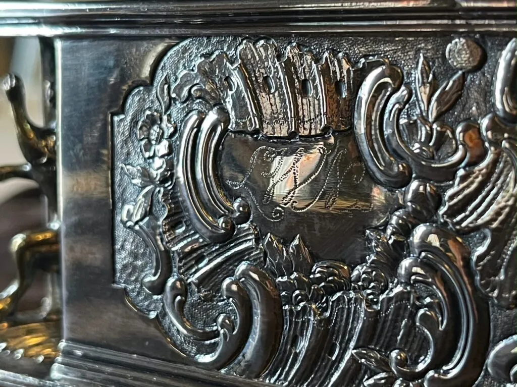 Fjellsiden - Bilde av initialene LWN på sølvskrinet til Lyder Wentzel Nicolaysen