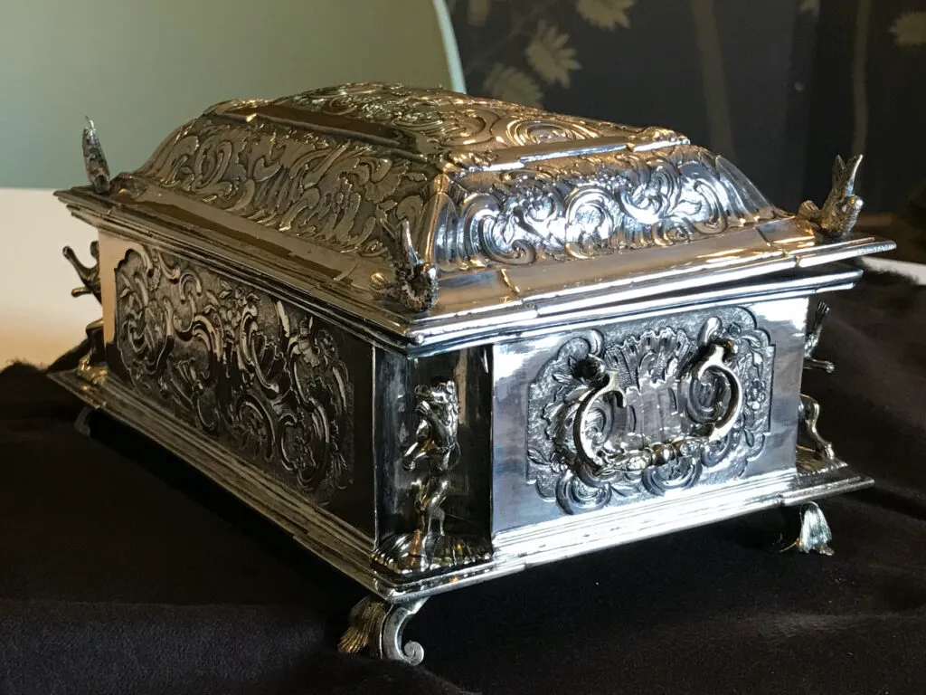 Fjellsiden - Bilde av hjørnet på sølvskrinet til Lyder Wentzel Nicolaysen