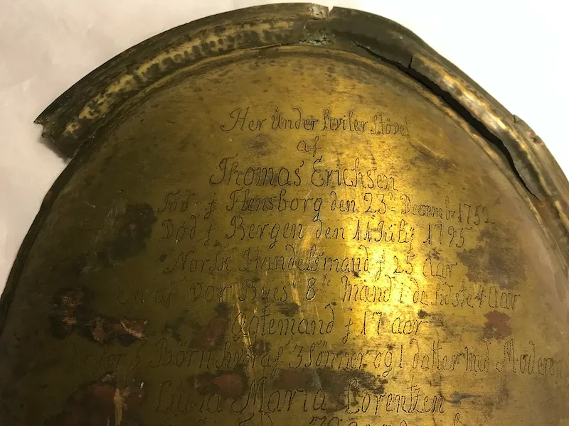 Bildet viser kisteplaten til Thomas Erichsen