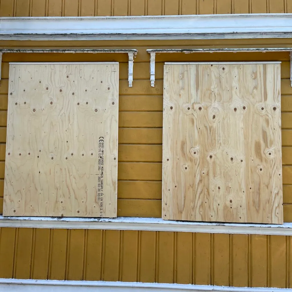 Fjellsiden - bilde av vinduer som er platet for