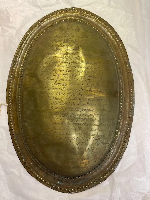 Bildet viser kisteplaten til Lyder Wentzel Nicolaysen