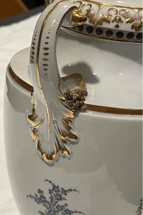 Bildet viser hanken på potpourrikrukkene.