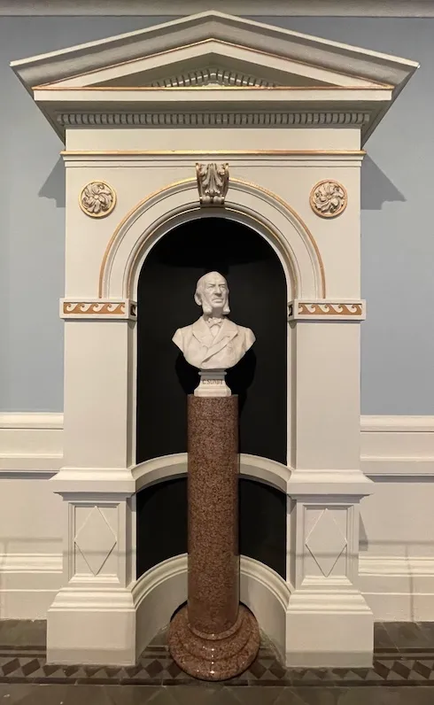 Bildet viser statuen av Christian Gerhard Ameln Sundt i Permanenten.