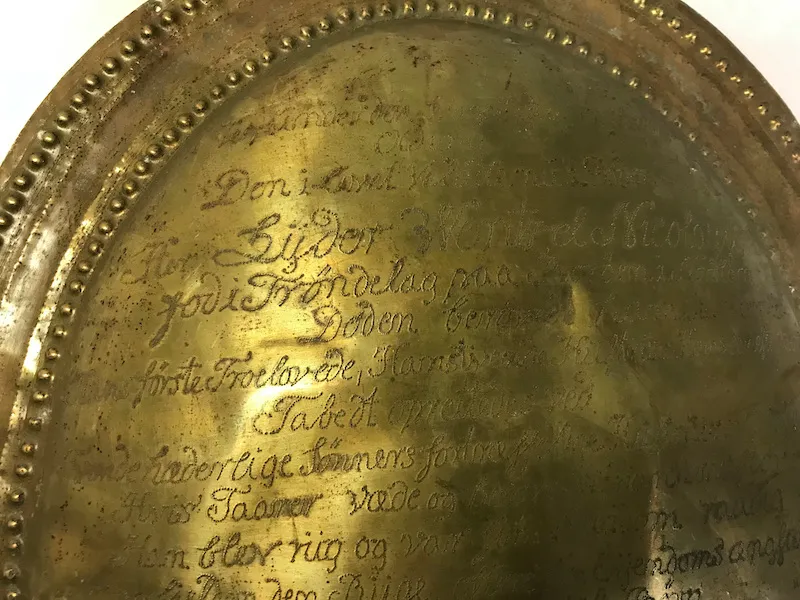 Bildet viser nærbilde av Lyder Wentzel Nicolaysen sitt kistebeslag