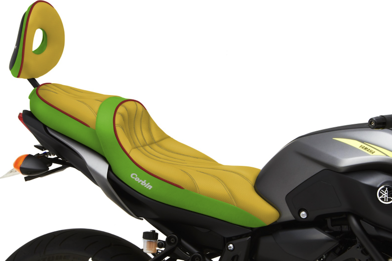 Fjellsiden MC - bilde av en gul og grønn Corbin sadel