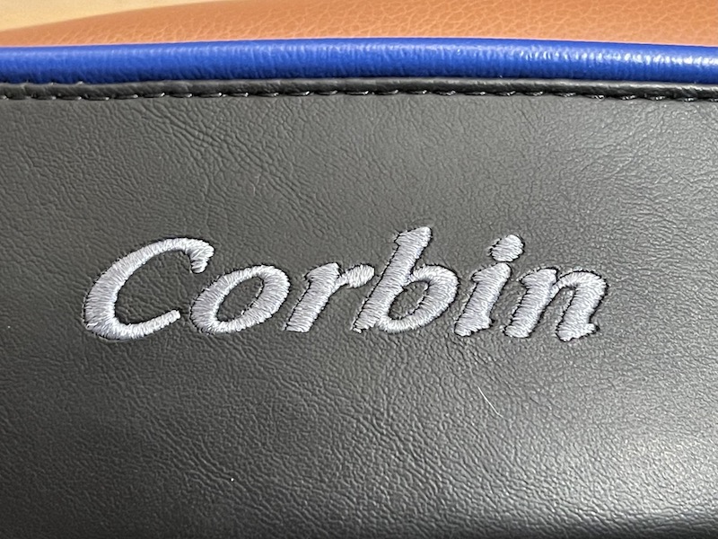 Bilde av detalj på Corbin-sadel - sydd logo
