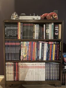 Bilde av en bokhylle med bøker