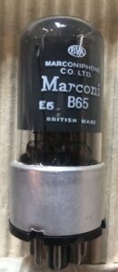 Bilde av et Marconi B65 radiorør