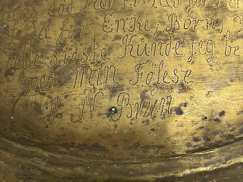 Bildet viser kistebeslaget til Thomas Erichsen med Johan Nordahl Brun sitt navnetrekk