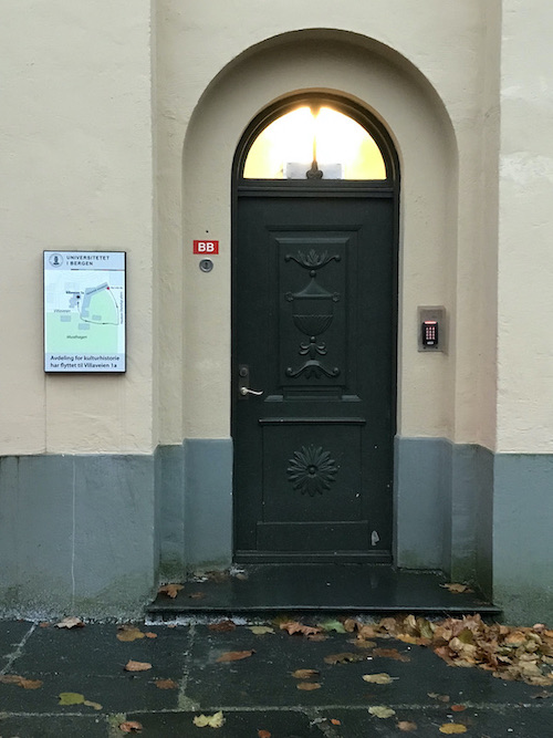 Bildet viser inngangen til Avdeling for samlingsforvaltning og konservering ved Universitetsmuseet i Bergen