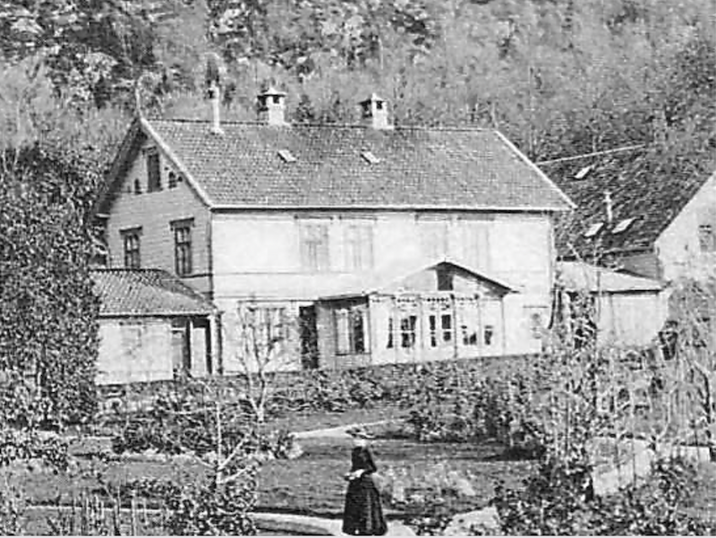 Bilde fra 1890-tallet av et gammelt hus