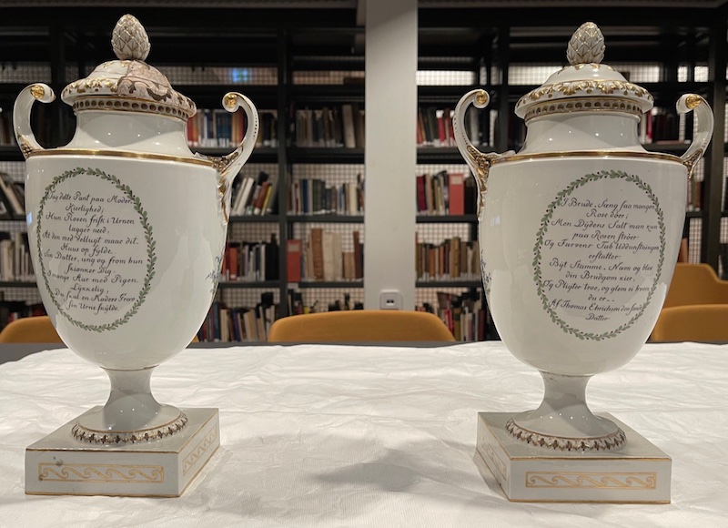 Bildet viser potpourri-krukkene med hvert sitt dikt skrevet av Johan Nordahl Brun, og som Johan Nicolaysen og Christine Erichsen fikk i bryllupsgave fra Christine sin mor 17.02.1800.