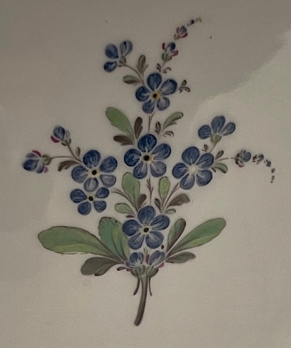 Bildet viser en vakker blomsterbukett på potpourrikrukken.